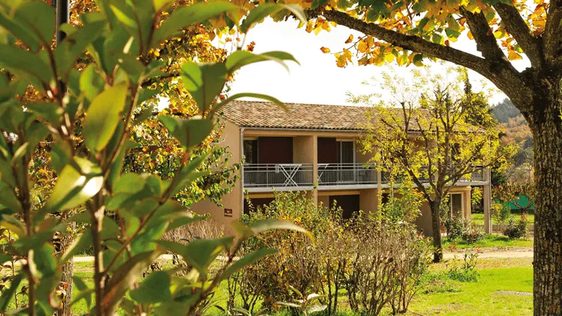 Vue extérieur des appartements du Village-vacances Grand Luberon à Céreste-en-Luberon