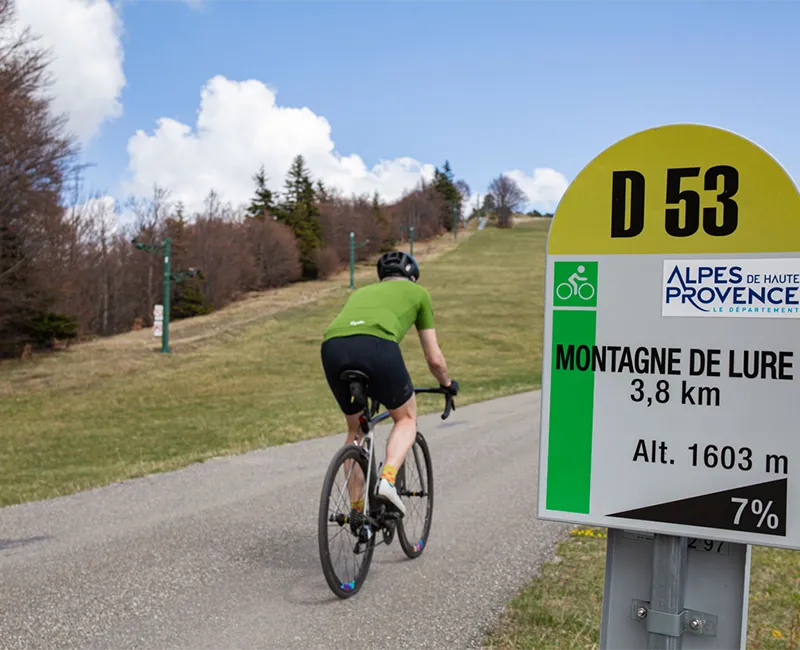 Cycliste dans la montagne de Lure, évènement 4 days Provence